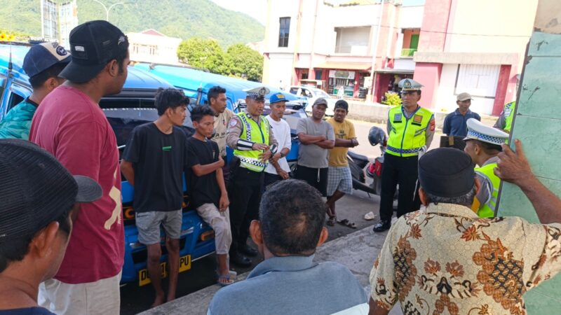 Anggota Satlantas Polresta Tidore saat melakukan edukasi dan pembinaan terhadap warga pelanggaran tata tertib lalu lintas. 