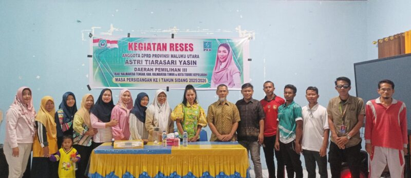Foto bersama Anggota DPRD Malut, Astrid Tiarasari Yasin dengan para guru di SMAN 2 Haltim. 
