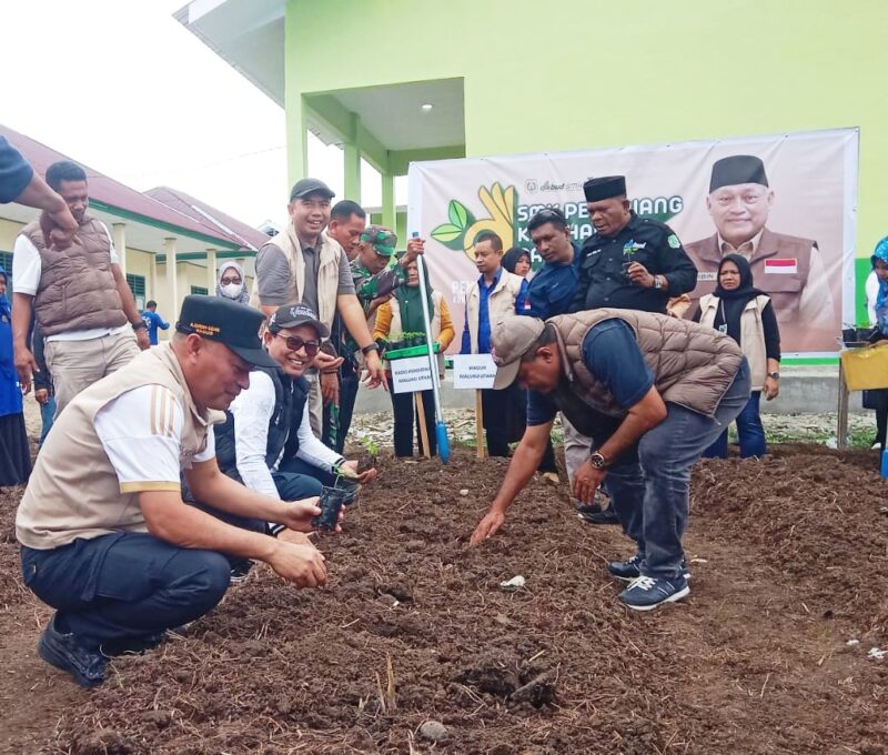 Wakil Gubernur Sarbin Sehe didampingi Ka Dikbud Malut, Abubakar Abdullah saat melakukan penanaman pepaya Kalifornia dan Jagung di SMKN 4 Kota Tidore Kepulauan. 