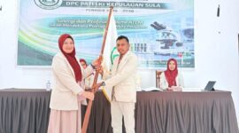 Penyerahan Mandat dari Mantan Ketua DPC-PATELKI, Nuraeni Abbas ke Ketua terpilih, Ardian J Pauwah.