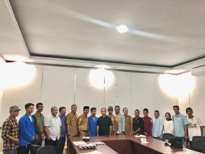 Foto bersama Kadis Arpus Malut, Warek III Unibrah, 4 Kades dalam penyerahan bantuan buku dalam rangka KKN Tematik Literasi. 