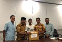 Ketua Panitia KKN tematik literasi Unibrah, Suratman Naim mendampingi Warek III, Mansyur Djamal saat penyerahan bantuan buku kepada Kades yang serahkan langsung oleh Kadis Arpus, Mulyadi Tutupoho. 