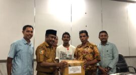 Ketua Panitia KKN tematik literasi Unibrah, Suratman Naim mendampingi Warek III, Mansyur Djamal saat penyerahan bantuan buku kepada Kades yang serahkan langsung oleh Kadis Arpus, Mulyadi Tutupoho. 