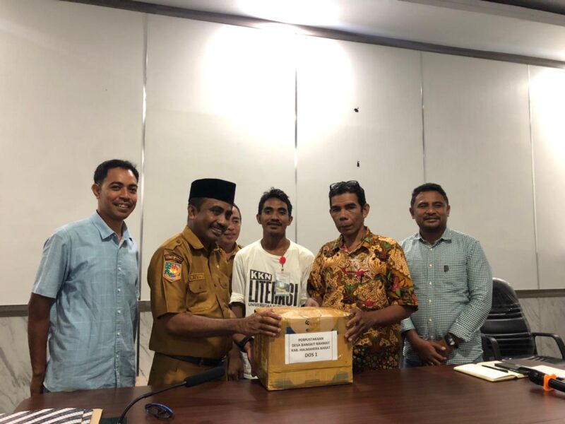 Ketua Panitia KKN tematik literasi Unibrah, Suratman Naim mendampingi Warek III, Mansyur Djamal saat penyerahan bantuan buku kepada Kades yang serahkan langsung oleh Kadis Arpus, Mulyadi Tutupoho. 