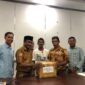 Ketua Panitia KKN tematik literasi Unibrah, Suratman Naim mendampingi Warek III, Mansyur Djamal saat penyerahan bantuan buku kepada Kades yang serahkan langsung oleh Kadis Arpus, Mulyadi Tutupoho. 
