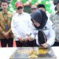 Bupati Sula, Fifian Adeningsi Mus saat meresmikan RSP Dofa dengan penandatanganan prasasti. 