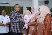 Wali Kota Tidore Kepulauan, Muhammad Sinen memberikan penghormatan kepada para guru yang telah memasuki masa purnabakti. 