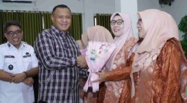 Wali Kota Tidore Kepulauan, Muhammad Sinen memberikan penghormatan kepada para guru yang telah memasuki masa purnabakti. 