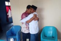 Bupati Haltim, Ubaid Yakub merangkul Sangaji Bicoli, Samaun Seba. 