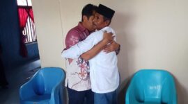 Bupati Haltim, Ubaid Yakub merangkul Sangaji Bicoli, Samaun Seba. 