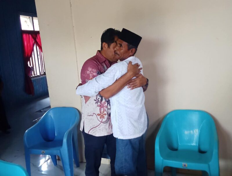 Bupati Haltim, Ubaid Yakub merangkul Sangaji Bicoli, Samaun Seba. 