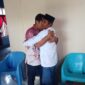 Bupati Haltim, Ubaid Yakub merangkul Sangaji Bicoli, Samaun Seba. 