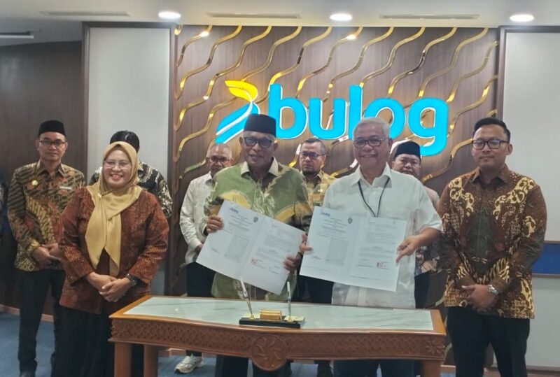 Wakil Bupati Sula, Saleh Marasabessy melakukan penandatanganan MoU dengan Bulog. 
