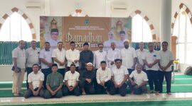 Wakil Ketua DPRD Malut Husni Salim bersama Sekwan, Panitia dan Pengurus BKM Masjid Arafah. 