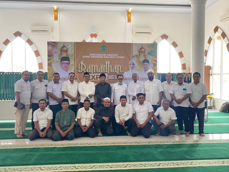 Wakil Ketua DPRD Malut Husni Salim bersama Sekwan, Panitia dan Pengurus BKM Masjid Arafah. 