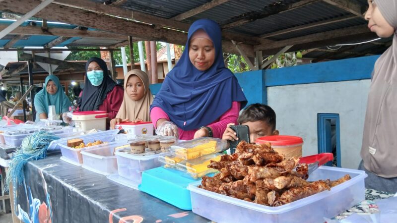 Berburu takjil di Pasar Selawaring menjadi aktifitas yang ramai dilakukan jelang sore hari. 