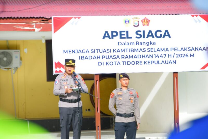 Kapolresta Tidore, Kombes Pol. Ampi Mesias Von Bulow saat memimpin apel siaga kamtibmas. 