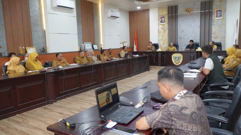 Asisten Sekda Bidang Pemerintahan dan Kesra, Rudy Ipaenin, saat memimpin rapat koordinasi bersama Ombudsman Republik Indonesia Perwakilan Maluku Utara di Ruang Rapat Wali Kota, Selasa (24/2/2026).