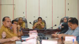 Rapat yang berlangsung di ruang rapat Sekda Kantor Wali Kota Tidore ini dipimpin Staf Ahli Wali Kota Bidang Politik, Hukum dan Pemerintahan, Asis Hadad.