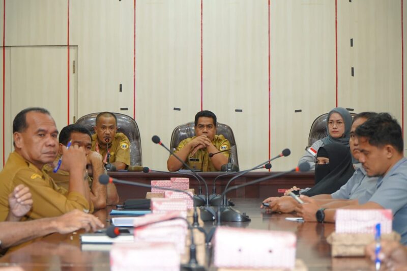 Rapat yang berlangsung di ruang rapat Sekda Kantor Wali Kota Tidore ini dipimpin Staf Ahli Wali Kota Bidang Politik, Hukum dan Pemerintahan, Asis Hadad.