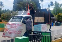 Massa aksi melakukan unjuk rasa dan boikot kantor Desa Soamole. 