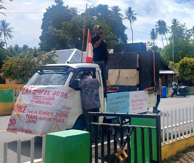 Massa aksi melakukan unjuk rasa dan boikot kantor Desa Soamole. 