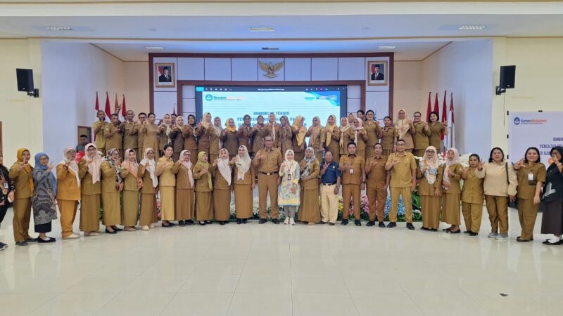 Asisten I Bidang Pemerintahan dan Kemasyarakatan Setda Halmahera Tengah, Husain Ali dan Kepala Sub Bagian Umum Balai Bahasa Provinsi Maluku Utara, Nurul Istiqamallah bersama 80 peserta bimtek RBD Sawai.