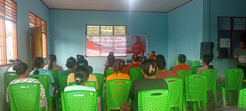 Puluhan warga Desa Gulapapo saat mengikuti kegiatan reses oleh anggota DPRD Malut, Hj Rahmawati Muhammad.