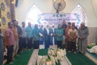 DKM Masjid Muhajirin membagikan paket bantuan sembako.