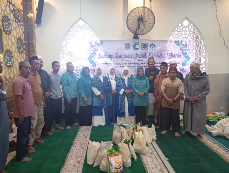 DKM Masjid Muhajirin membagikan paket bantuan sembako.