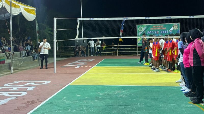 Ketua KONI Sula, Kamarudin Mahdi membuka Turnamen Volley Ball Ramadhan Cup I. Dokumentasi: Am Teapon/marasai.id