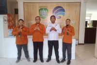 Tim SE2026 (kameja orens) bertemu dengan Kepala Diskominfo, Basiludin Labesi (kameja putih) 