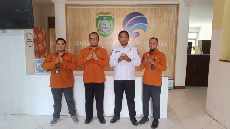 Tim SE2026 (kameja orens) bertemu dengan Kepala Diskominfo, Basiludin Labesi (kameja putih) 