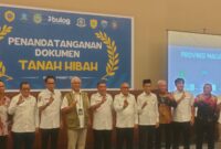 Foto bersama Direktur SDM dan Transformasi Perum Bulog, Prof. Sudarsono Hardjosoekarto dan perwakilan Kepala Daerah. 