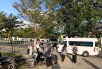 Atlet Pancak Silat bagikan takjil di Sofifi. 