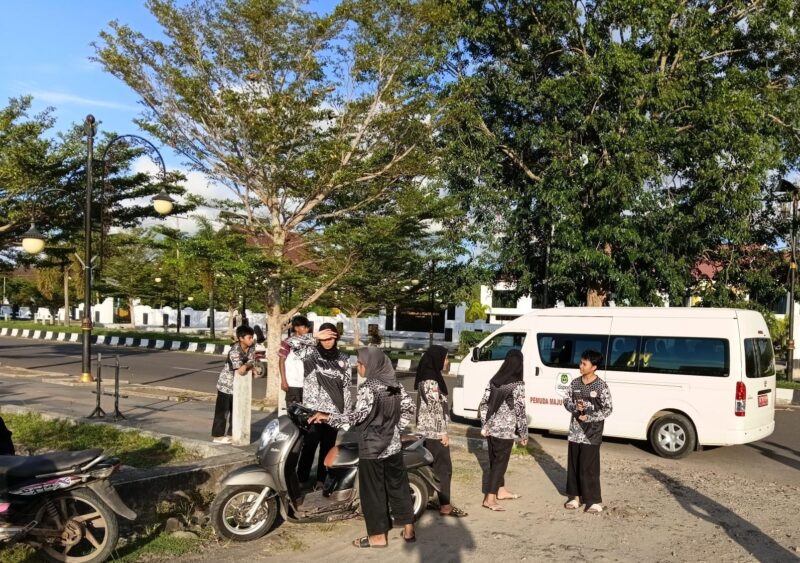 Atlet Pancak Silat bagikan takjil di Sofifi. 