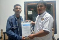 Hasman Sangadji saat menerima Rekomendasi dari Ketua PWI Provinsi Maluku, Utara Asri Fabanyo.