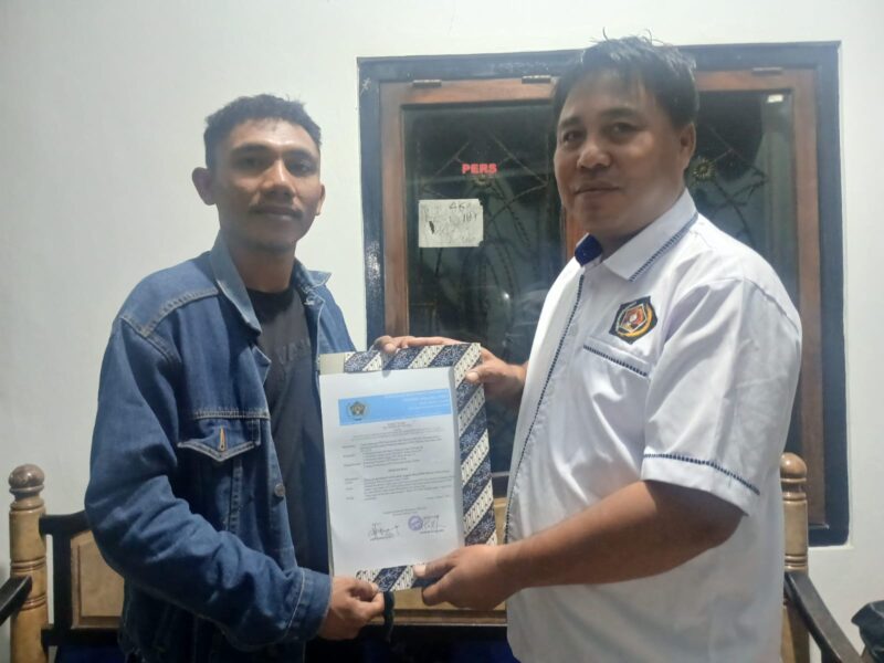 Hasman Sangadji saat menerima Rekomendasi dari Ketua PWI Provinsi Maluku, Utara Asri Fabanyo.