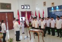 Wagub Malut, Sarbin Sehe sekaligus Ketua KONI Malut melantik pengurus KONI Sula. 
