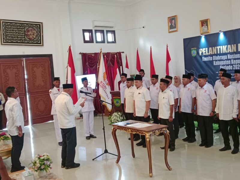 Wagub Malut, Sarbin Sehe sekaligus Ketua KONI Malut melantik pengurus KONI Sula. 