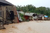 Kondisi banjir di Desa Waisakai, Kecamatan Mangoli Utara Timur, Kabupaten Kepulauan Sula. 