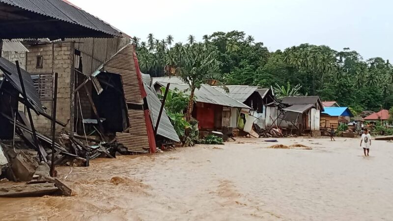 Kondisi banjir di Desa Waisakai, Kecamatan Mangoli Utara Timur, Kabupaten Kepulauan Sula. 