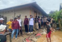 Pemda Sula turun langsung memberikan bantuan kepada warga terdampak banjir di Desa Waisakai. 