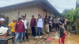 Pemda Sula turun langsung memberikan bantuan kepada warga terdampak banjir di Desa Waisakai. 