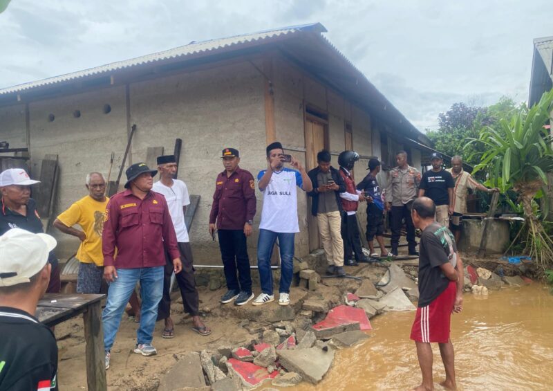 Pemda Sula turun langsung memberikan bantuan kepada warga terdampak banjir di Desa Waisakai. 