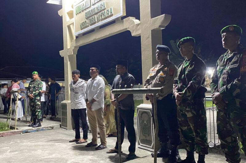 Ketua IPPB Bukulasa, Rafsanjani Hi Laha memberikan sambutan sebelum melepas kegiatan pawai obor nyala ela ela. 