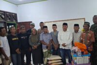 Sekretaris Daerah Kepulauan Sula, Muhlis Soamole mengantar langsung bantuan dari Pemprov Malut dan Pemkab Sula untuk warga terdampak banjir di Desa Waisakai. 