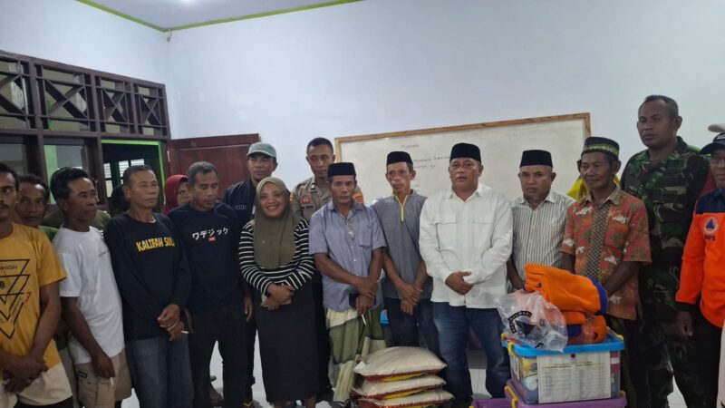 Sekretaris Daerah Kepulauan Sula, Muhlis Soamole mengantar langsung bantuan dari Pemprov Malut dan Pemkab Sula untuk warga terdampak banjir di Desa Waisakai. 