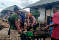 Anggota Polres Sula mambantu masyarakat Desa Waisakai yang terdampak banjir. 
