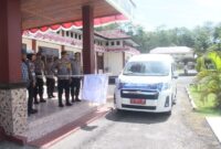 Kapolres Halteng, AKBP Fiat Dedawanto, didampingi Pejabat Utama (PJU) Polres Halteng, melepas mudik balik dengan tujuan akhir Kota Sofifi, Provinsi Maluku Utara.